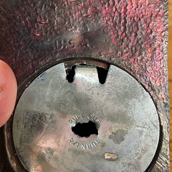 Vintage metal log cabin bank. Dimensions @ 4.25 x 2.5 x 3.25 in inches - Picture 3 of 10